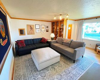 Grand Teton View Bungalow - Ashton - Living room