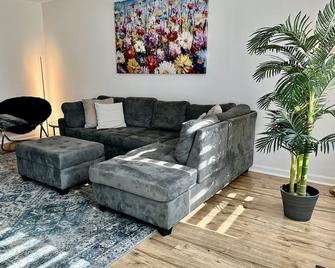 Modern Country Home with Pool and Game Room - Seaford - Wohnzimmer
