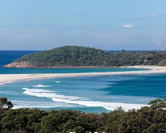Barefoot 7 Fabulous Fingal Bay - Shoal Bay - Beach