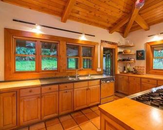 Your private resort-4 acres, fruit trees, pool, tennis, hot-tub, sauna-Permitted - Haiku-Pauwela - Cuisine