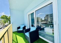 Coastal Charm: Waterfront with Free Parking - Walk to Beach - North Miami Beach - Ban công