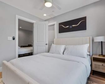 Mins To Acl - Downtown - Formula 1 - Austin - Bedroom