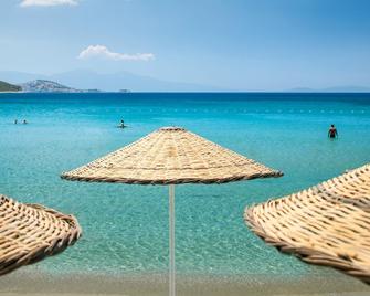 Tusan Beach Resort - קושאדסי - חוף