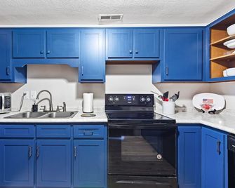 Peaceful 2br Farm Stay - 10 Min to Grand Park - Sheridan - Kitchen