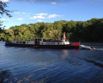 Lasclottes Granary, 5 acres on the river Lot, perfect for up to 12 people - Saint-Sylvestre-sur-Lot - Vista del exterior