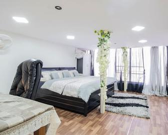 Duplex studio apartment - Mumbai - Camera da letto