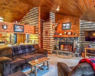 Cozy, Quiet Old Forge Getaway, just Minutes from The Fulton Chain Lakes - Old Forge - Sala de estar
