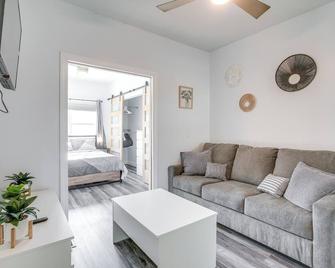 4 Mi to Lake Logan Hocking Hills Apartment - Logan - Living room