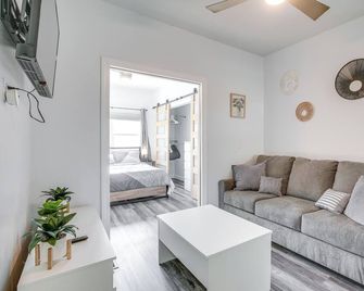 4 Mi to Lake Logan Hocking Hills Apartment - Logan - Вітальня