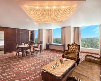 Radisson Hotel Bareilly Airport - Bareilly - Living room