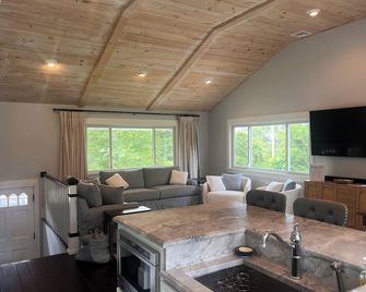 Charming 3-bedroom house in Plum Beach on a beautiful lot with WiFi and AC - North Kingstown - Dining room