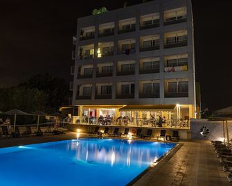 Dolphin Resort & Conference - Agii Apostoli - Piscina