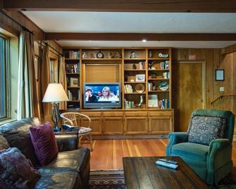 Bassett's Cabin - Yosemite Valley - Living room