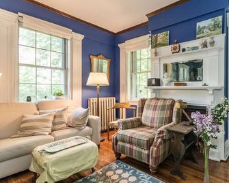 Historic Mansion 1841 - The listed price is per Bedroom, Private Entrance - Higganum - Living room