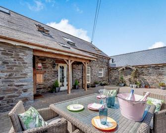 Ysgubor Uchaf - Newcastle Emlyn - Patio