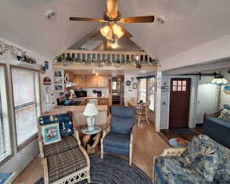 Luxurious Oceanfront Cabin 7 Getaway W Hot Tub - Smith River - Sala de estar