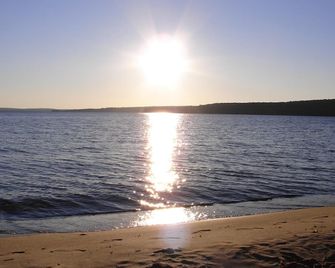 Comfortable family friendly situated on the shore of Munising Bay Lake Superior - Munising - Pláž