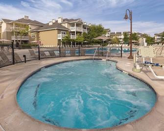 Visit the Russian River Valley in style! - Windsor - Pool