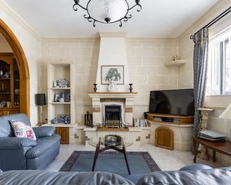 3 bedroom Apartment in Quiet Mgarr Village - Mġarr - Living room