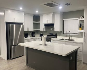 Charming 3-bedroom house in delightful San Benito with WiFi, central AC and Heat - San Benito - Kitchen