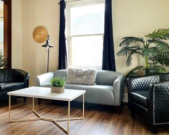 Abode à la Mode / Centrally Located 2BR/1BA Home - Evansville - Living room