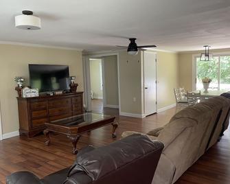 We are located in the beautiful blue ridge mountains - Sparta - Sala de estar