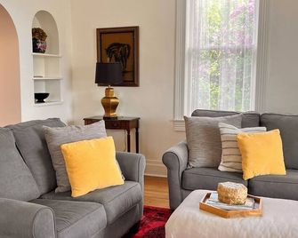 Marvelous Victorian home in Montpelier! Just a quick drive to Bear Lake! - Montpelier - Salon