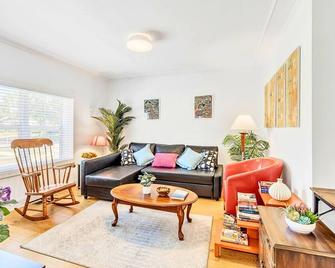 Executive Suite - Prime Location - Sleeps 6 - Downtown - Royal Oak - Living room