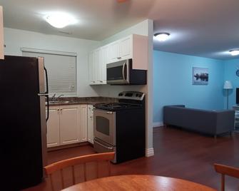 Private entrance and close by trails and park - Maple Ridge - Kitchen