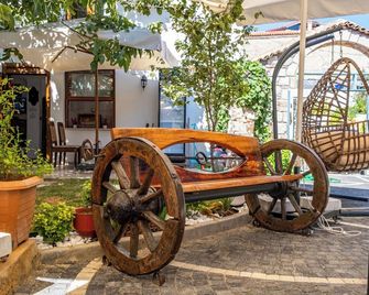 Tetka Konukevi - Sarimşakli - Patio