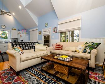 Union Pier Home With Private Hot Tub And Close to Beach! 2023 Open! - Union Pier - Living room