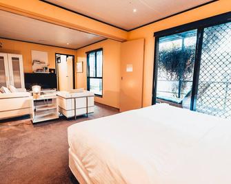 Beach Holiday Apartments - Rye - Bedroom