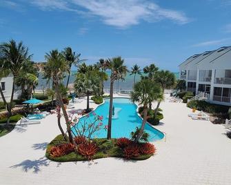 Islamorada Modern Penthouse with Private Beach - Islamorada - Pool