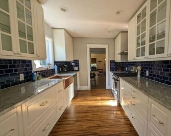 2br Craftsmen Greenlake Home + Backyard + Firepit - Seattle - Kitchen