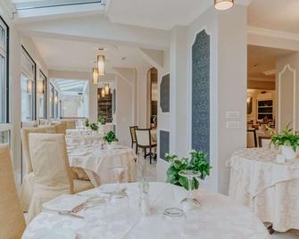 هوتل فلورا - ستريسا - مطعم