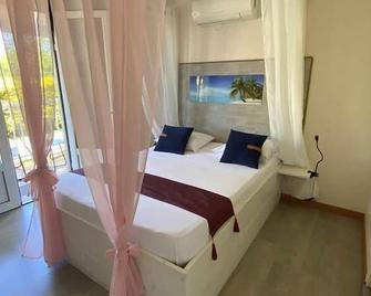 Hôtel Le Soleil Couchant - Saint-Pierre - Bedroom