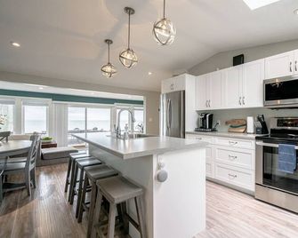 Point Pelee Water Access + Fire Pit | Sleeps 8 - Leamington - Cozinha
