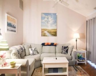 Spacious 2 Bedroom 2 Bath condo, WiFi, Pool, Tennis - Fenwick Island - Wohnzimmer