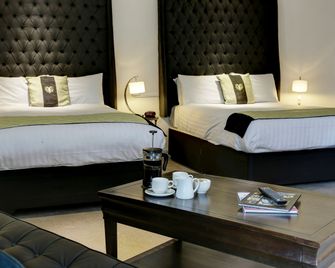 Barons Court Hotel - Walsall - Bedroom