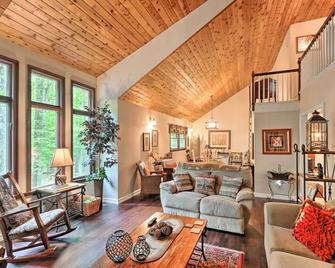 Relaxing Eagle Rock Resort Home - 1 Block to Lake! - Hazleton - Living room