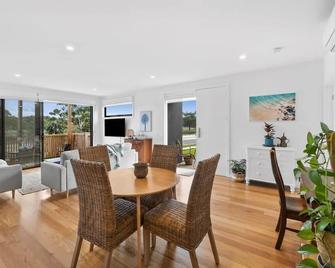 Boardwalk on Bright Coastal Apartment - Torquay - Dining room