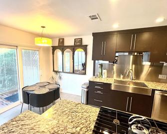 Cozy 3-Bdrm Escape w/ Yard - Budget-Friendly - Austin - Kitchen