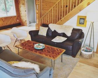 Oceanview Hillside Home 4 Bedrooms, Sleeps 8-12 Very Private - Anchorage - Living room