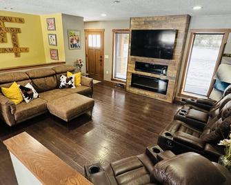Candy Red Country Home - Medford - Sala de estar