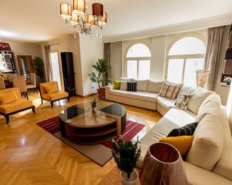 Oak Orchid Opulent 2 BR Apartment with Walk-in Closet - קהיר - סלון