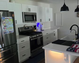 Charming 3-bedroom farmhouse with WiFi, AC in serene Beaufort - Beaufort - Kitchen