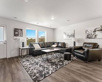 Sleeps 8! -No Cleaning Fee -4 Bedrooms-Perfect for Families! - Nampa - Living room