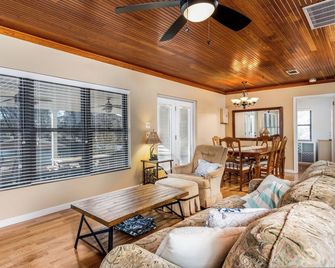 Lake Hickory Cottage - Conover - Living room