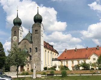 Vacation apartment 1 - ground floor 43 m², with two bedrooms, near Chiemsee - Obing - Building