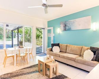 Florida 1 - 2 min walk to beach shops and restaurants - 淺灘灣 - 客廳